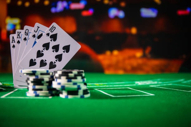 jet77 Dadu Online live-dealer studio with professional croupier rolling dice on camera
